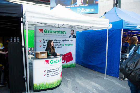 Supportrar besöker fanzone