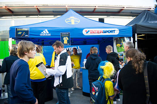 Supportrar besöker fanzone