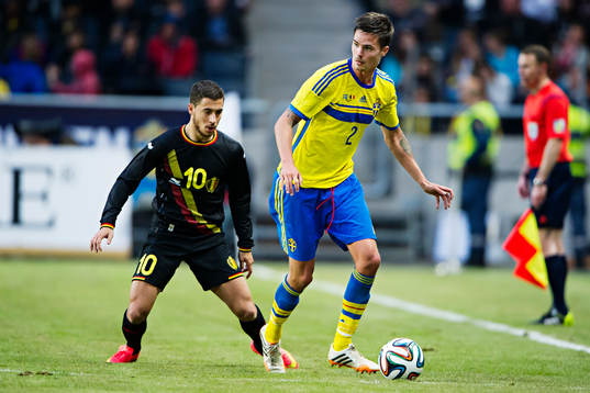 Belgiens Eden Hazard och Sveriges Mikael Lustig
