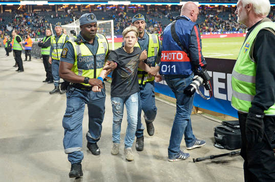 En supporter sprang in på plan men blev tagen av vakterna