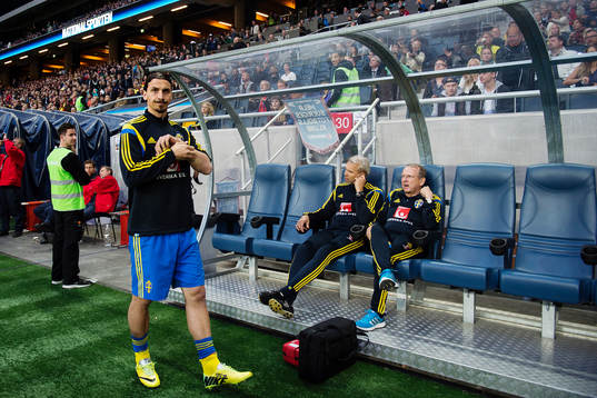 Sveriges Zlatan Ibrahimovic på bänken