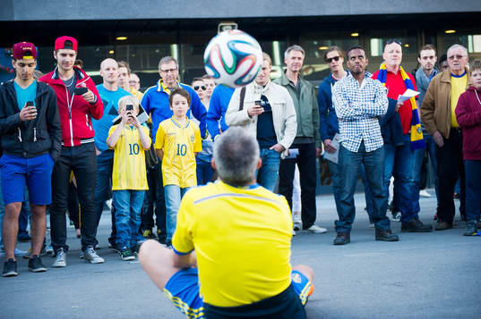 Supportrar besöker fanzone