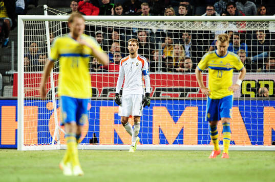 Sveriges målvakt Andreas Isaksson deppar