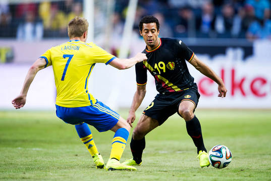 Sveriges Sebastian Larsson mot Belgiens Moussa Dembele