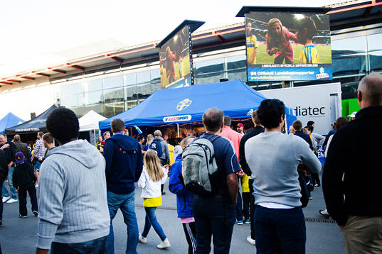 Supportrar besöker fanzone