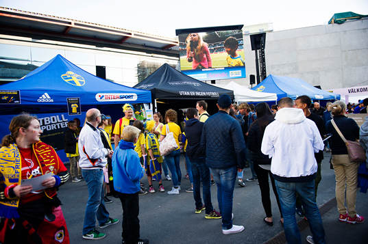 Supportrar besöker fanzone