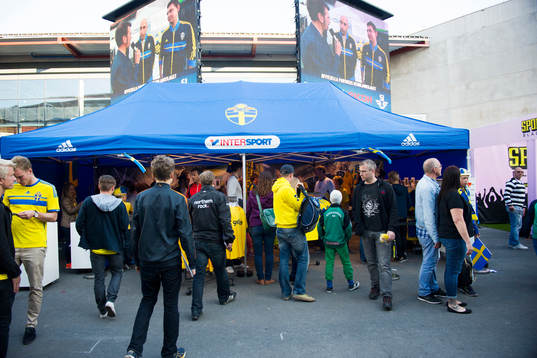 Supportrar besöker fanzone