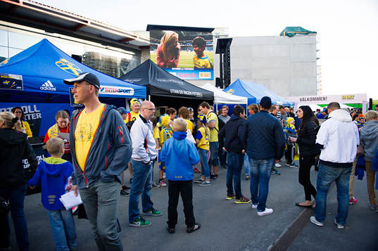 Supportrar besöker fanzone