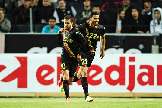 Belgiens Eden Hazard och Nacer Chadli jublar