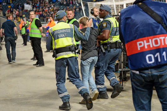 En supporter sprang in på plan men blev tagen av vakterna