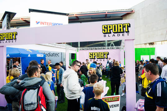 Supportrar besöker fanzone