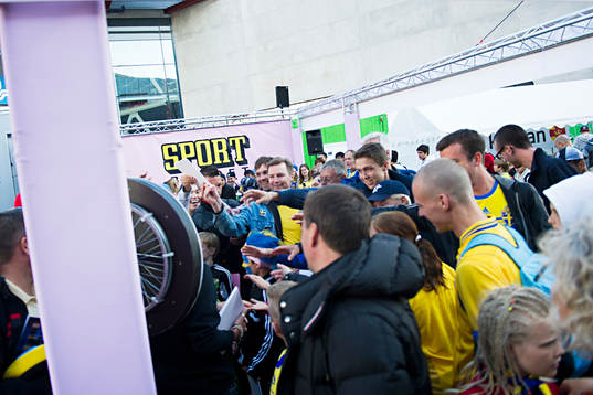 Supportrar besöker fanzone