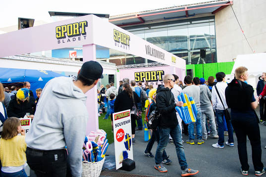 Supportrar besöker fanzone