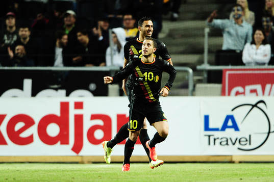 Belgiens Eden Hazard och Nacer Chadli jublar