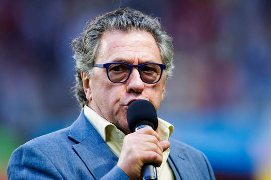 Tommy Körberg sjunger nationalsången