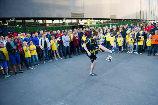 Supportrar besöker fanzone