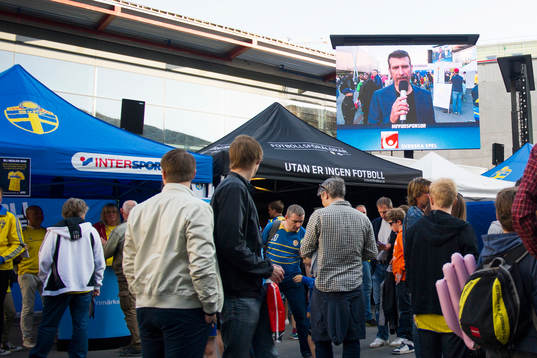 Supportrar besöker fanzone