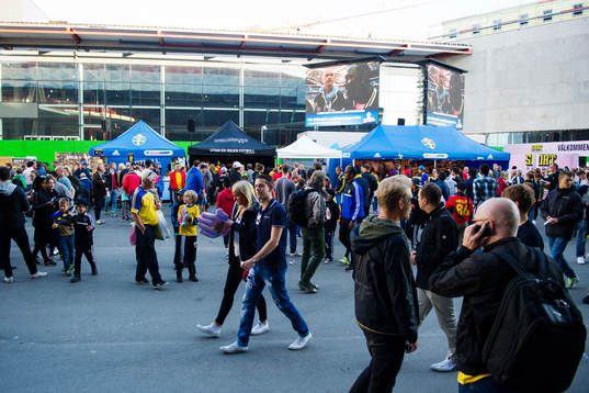 Supportrar besöker fanzone