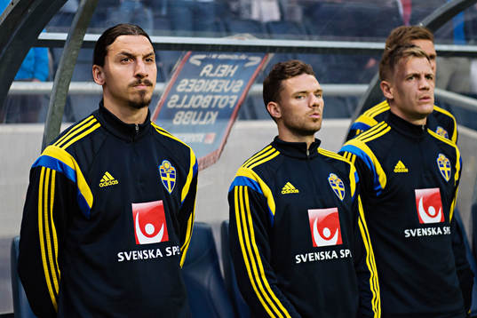 Sveriges Zlatan Ibrahimovic på bänken