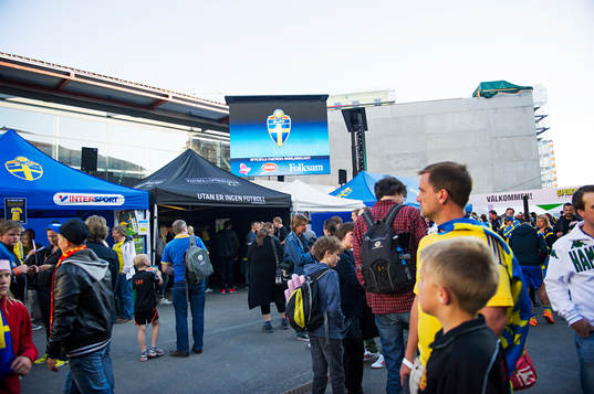 Supportrar besöker fanzone