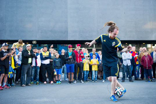 Supportrar besöker fanzone
