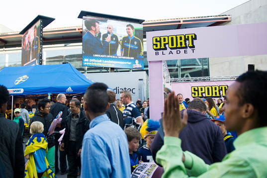 Supportrar besöker fanzone