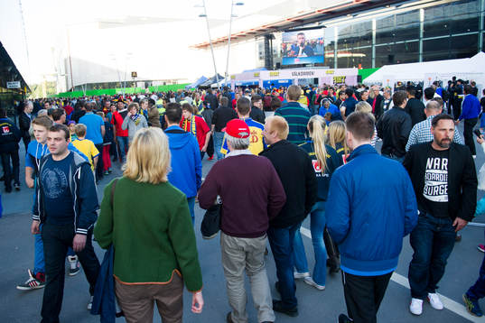 Supportrar besöker fanzone