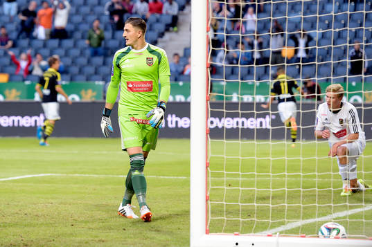 Brommapojkarnas målvakt Ivo Vazgec deppar
