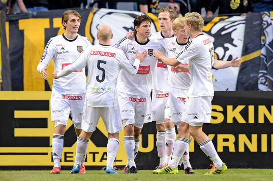 Brommapojkarnas spelare jublar