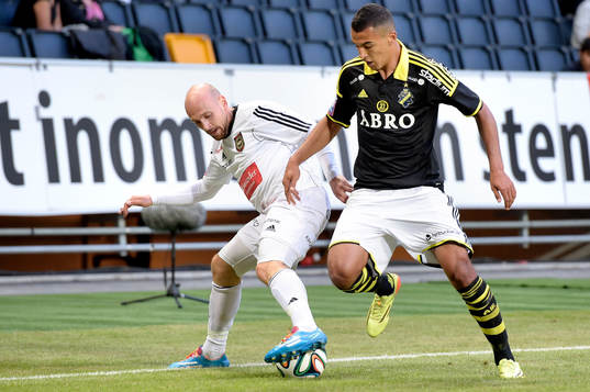 s Nabil Bahoui i kamp om bollen med Brommapojkarnas