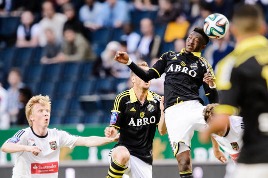 s Ibrahim Moro nickar bollen och bredvid är