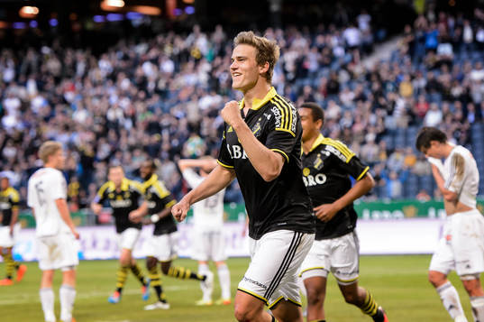 s Eero Markkanen jublar och Brommapojkarnas spelare deppar