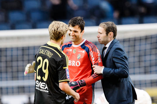 s tränare Andreas Alm tackar sina spelare målvakt