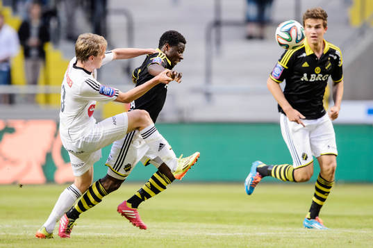 s Ebenezer Ofori och bredvid är AIK:s Eero Markkanen