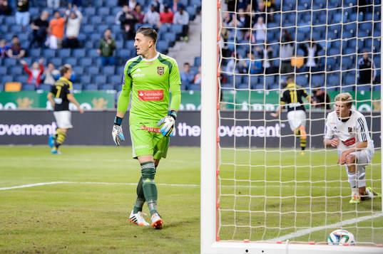Brommapojkarnas målvakt Ivo Vazgec deppar