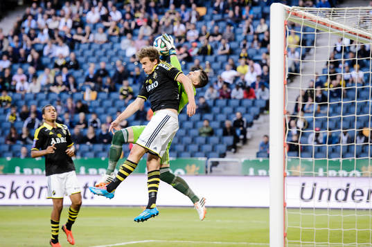 s Eero Markkanen och Brommapojkarnas målvakt Ivo Vazgec i