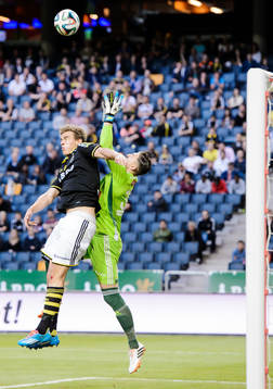 s Eero Markkanen och Brommapojkarnas målvakt Ivo Vazgec i