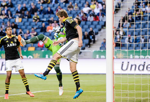 s Eero Markkanen och Brommapojkarnas målvakt Ivo Vazgec