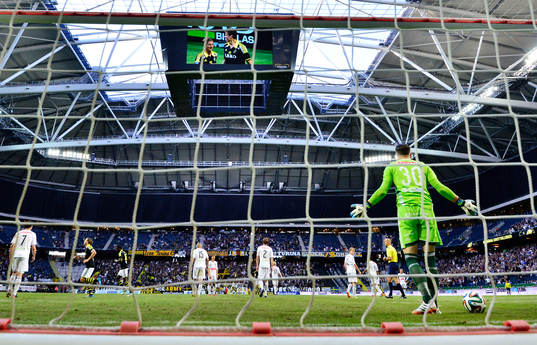 Brommapojkarnas målvakt Ivo Vazgec sträcker ut armarna
