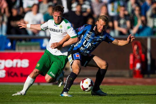 Hammarbys Jan Gunnar Solli i kamp om bollen med Sirius