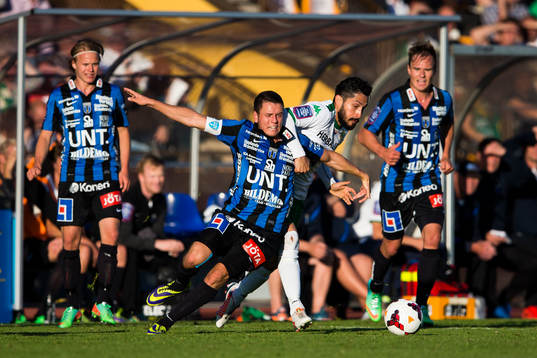 Sirius Kerim Mrabti i kamp om bollen med Hammarbys Pablo