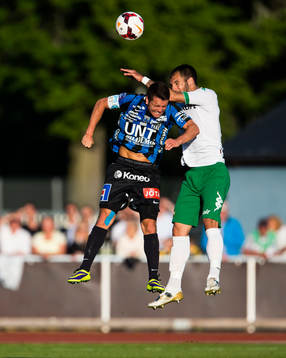 Sirius Kerim Mrabti och Hammarbys Marko Mihajlovic i en