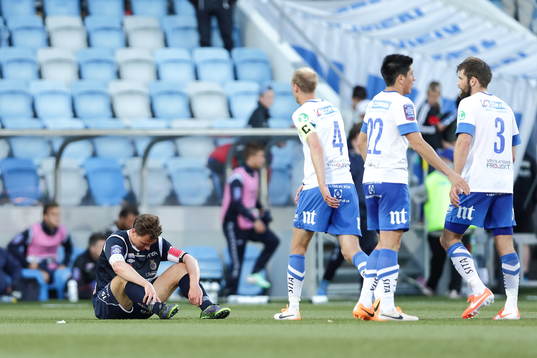 Gefles Marcus Hansson deppar intill Norrköpingsspelare i