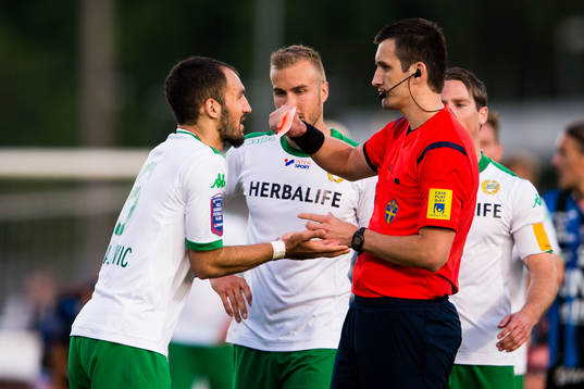 Hammarbys Marko Mihajlovic får sitt andra gula kort vilket