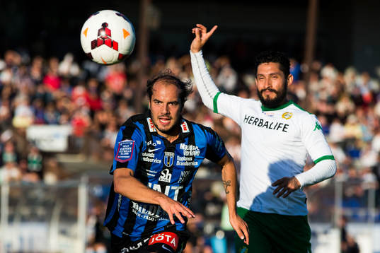 Sirius Karl Larson och Hammarbys Pablo Piñones-Arce jagar