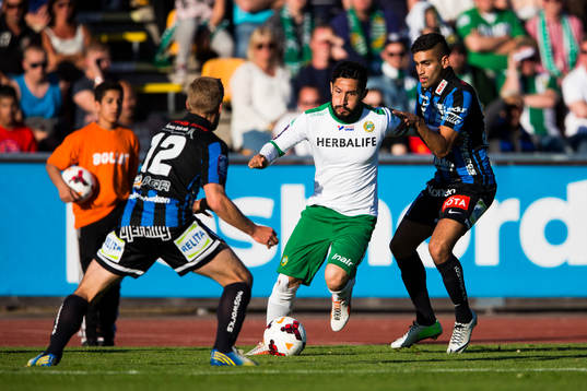 Hammarbys Pablo Piñones-Arce (m) uppvaktas av Sirius Johan