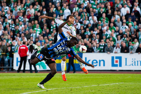 Sirius Moses Ogbu och Hammarbys Michael Timisela i en