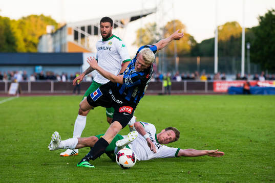 Hammarbys Jan Gunnar Solli glidtacklar Sirius Carl Nyström