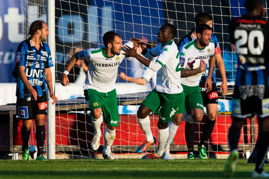 Hammarbys Marko Mihajlovic (v) reducerar för Hammarby,