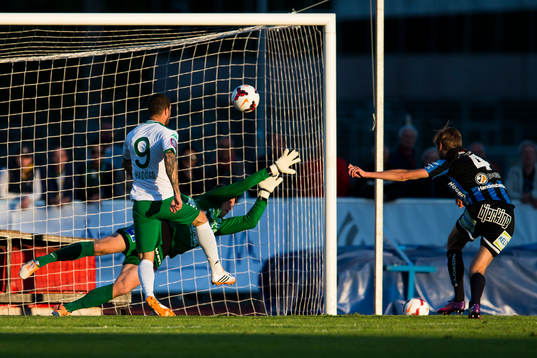 Hammarbys Andreas Haddad med en målchans framför Sirius